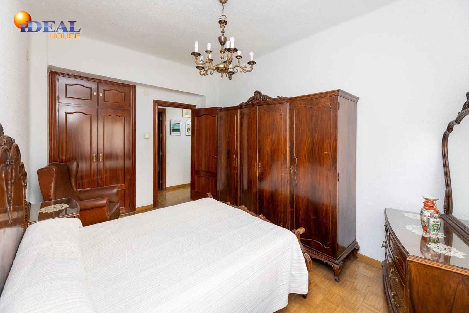 4 bedroom Flat for sale in Granada city - € 299,000 (Ref: 9434405)