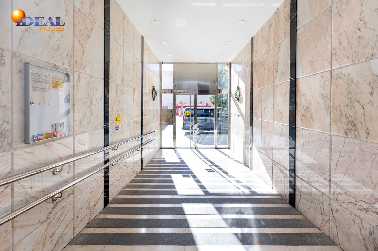 4 bedroom Flat for sale in Granada city - € 299,000 (Ref: 9434405)