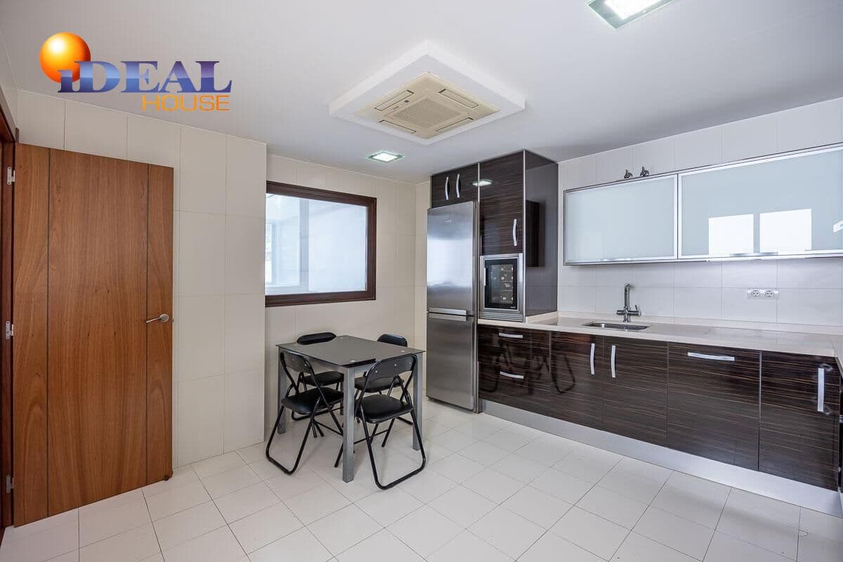 Piso de 4 habitaciones en Granada ciudad en venta - 469.000 € (Ref: 9434419)