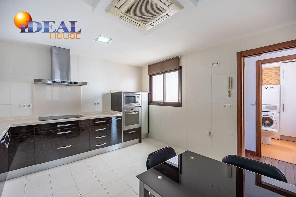 Piso de 4 habitaciones en Granada ciudad en venta - 469.000 € (Ref: 9434419)