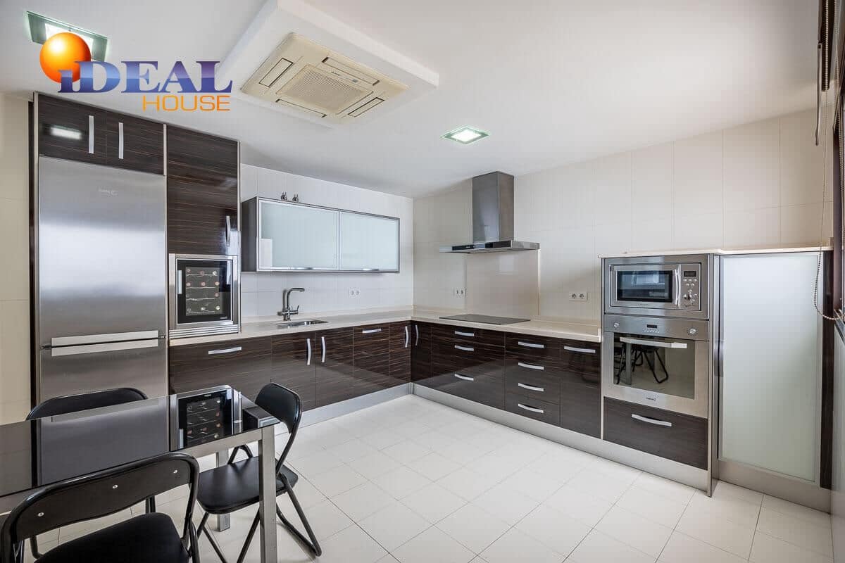 Piso de 4 habitaciones en Granada ciudad en venta - 469.000 € (Ref: 9434419)