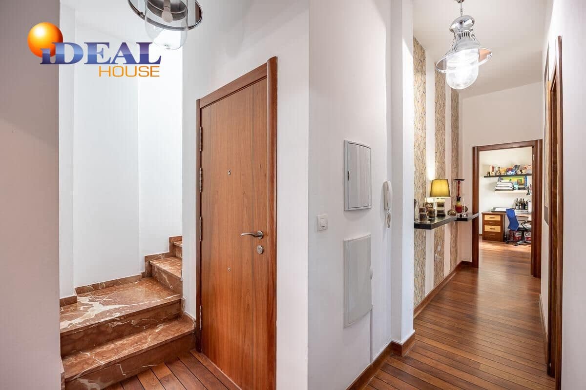 Piso de 4 habitaciones en Granada ciudad en venta - 469.000 € (Ref: 9434419)