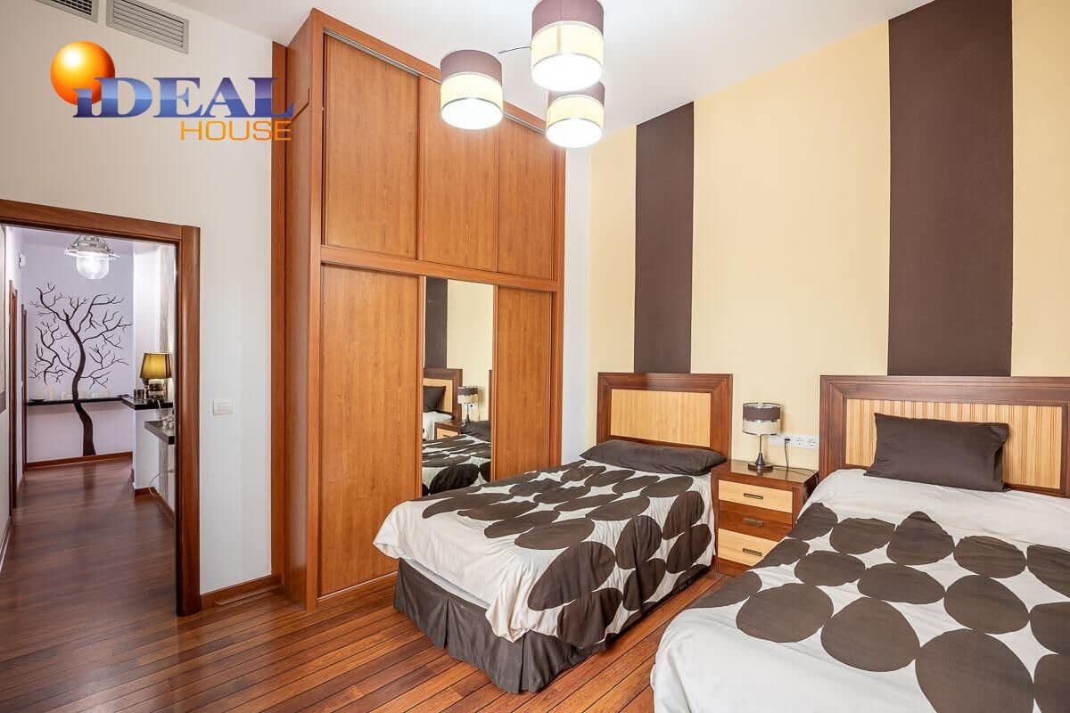 Piso de 4 habitaciones en Granada ciudad en venta - 469.000 € (Ref: 9434419)