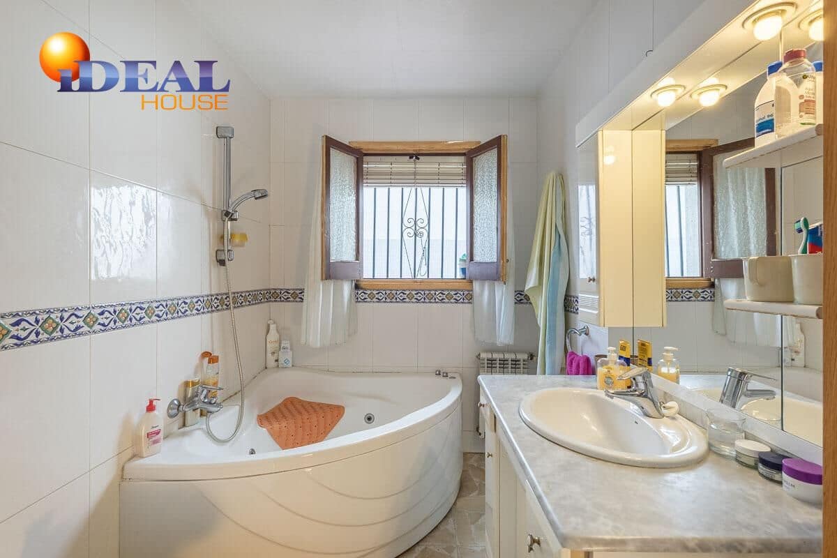 4 makuuhuone Huvila myytävänä paikassa Granada kaupunki mukana uima-altaan 
autotalli - 470 000 € (Ref: 9434436)