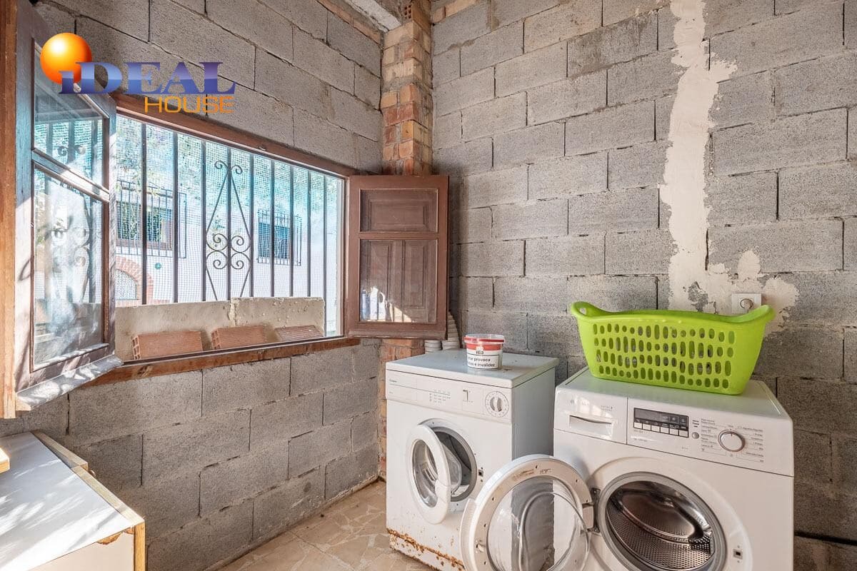 4 makuuhuone Huvila myytävänä paikassa Granada kaupunki mukana uima-altaan 
autotalli - 470 000 € (Ref: 9434436)