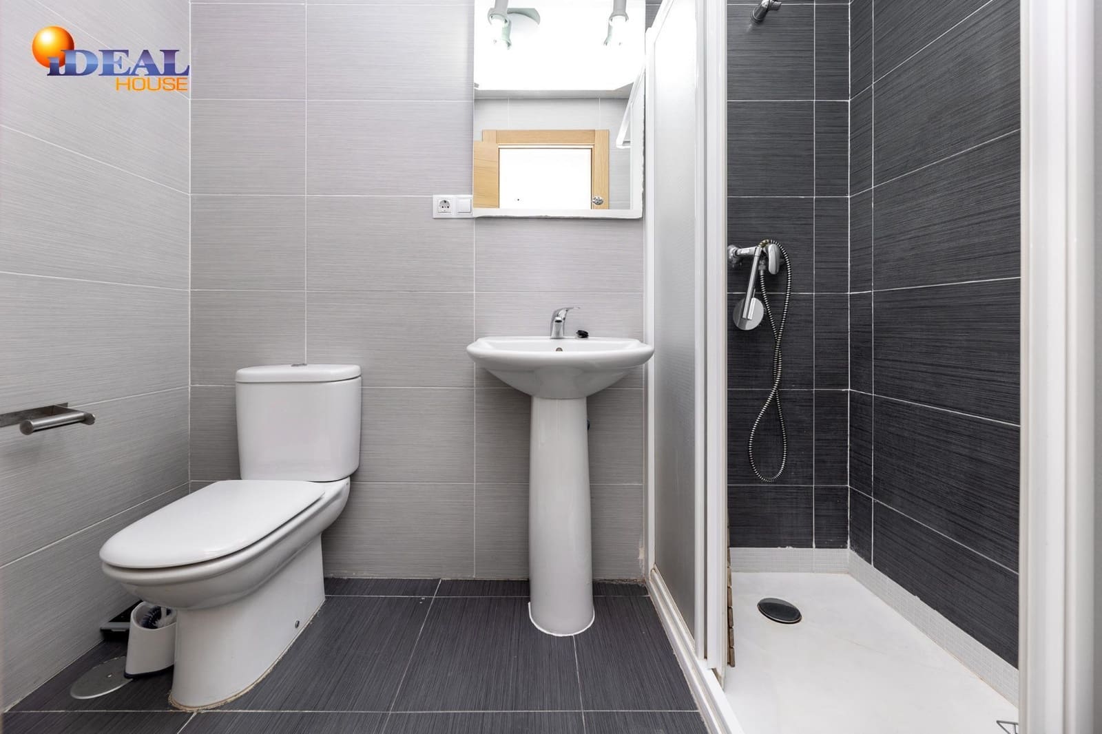 3 bedroom Flat for sale in Granada city with garage - € 249,900 (Ref: 9434456)