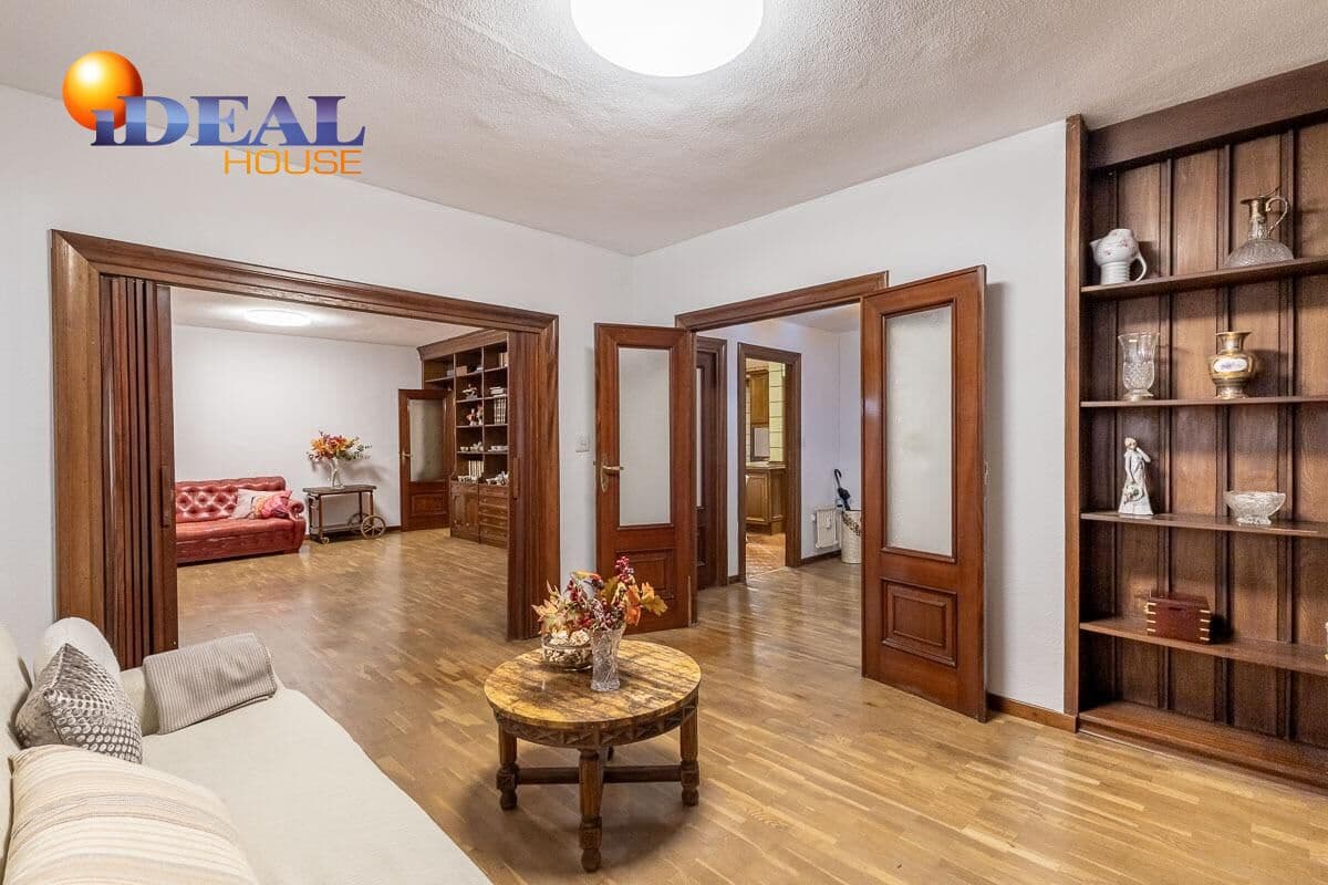 5 bedroom Flat for sale in Granada city - € 450,000 (Ref: 9434459)