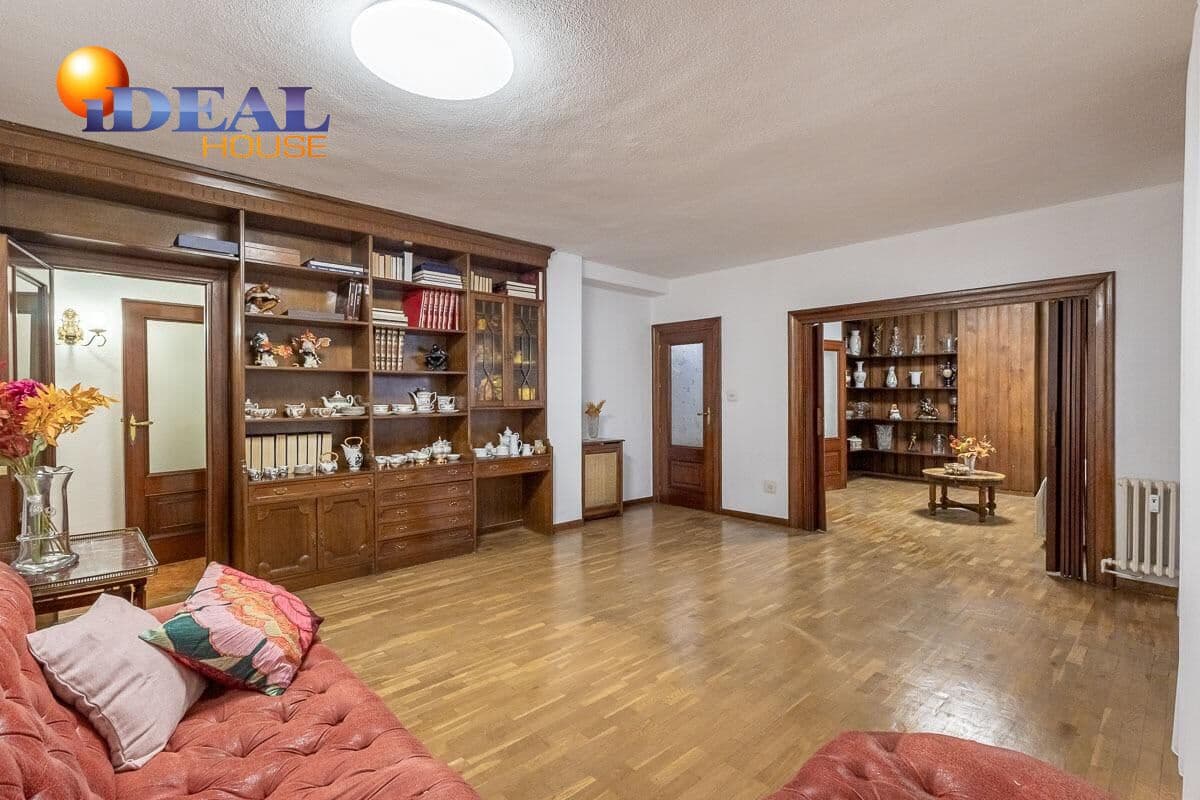 5 bedroom Flat for sale in Granada city - € 450,000 (Ref: 9434459)