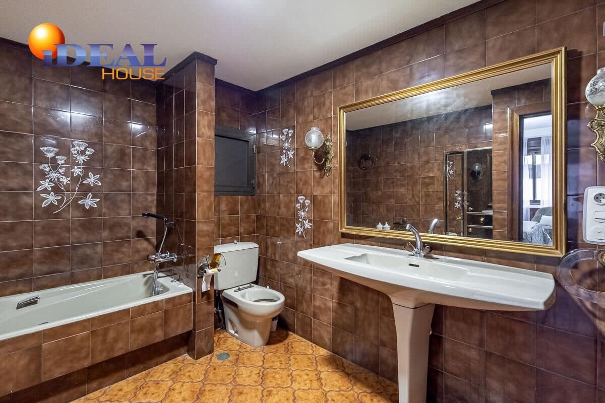 5 bedroom Flat for sale in Granada city - € 450,000 (Ref: 9434459)