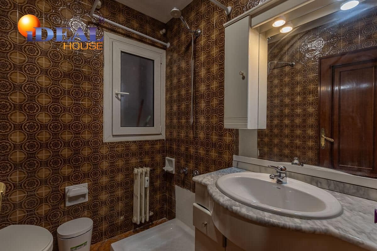 5 bedroom Flat for sale in Granada city - € 450,000 (Ref: 9434459)