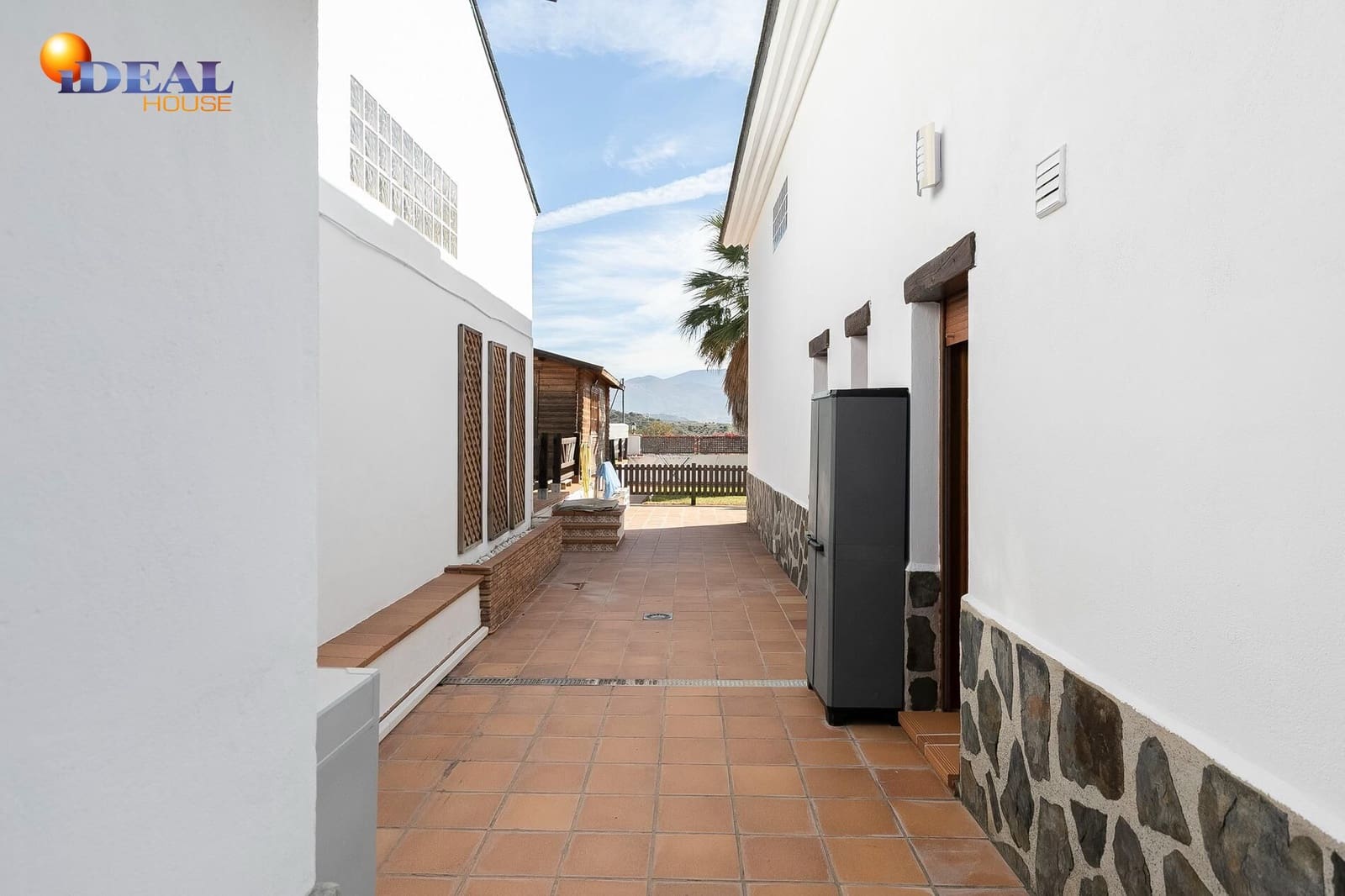 4 bedroom Villa for sale in Huetor Santillan with pool garage - € 330,000 (Ref: 9434461)