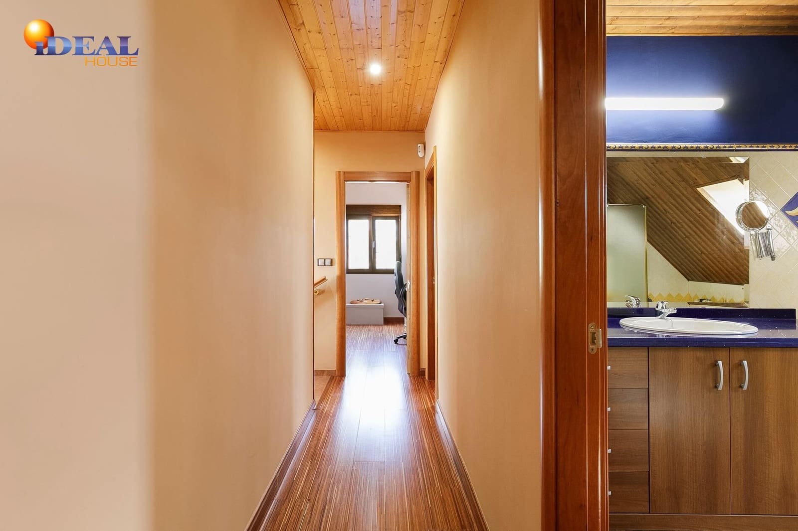 4 bedroom Villa for sale in Huetor Santillan with pool garage - € 330,000 (Ref: 9434461)