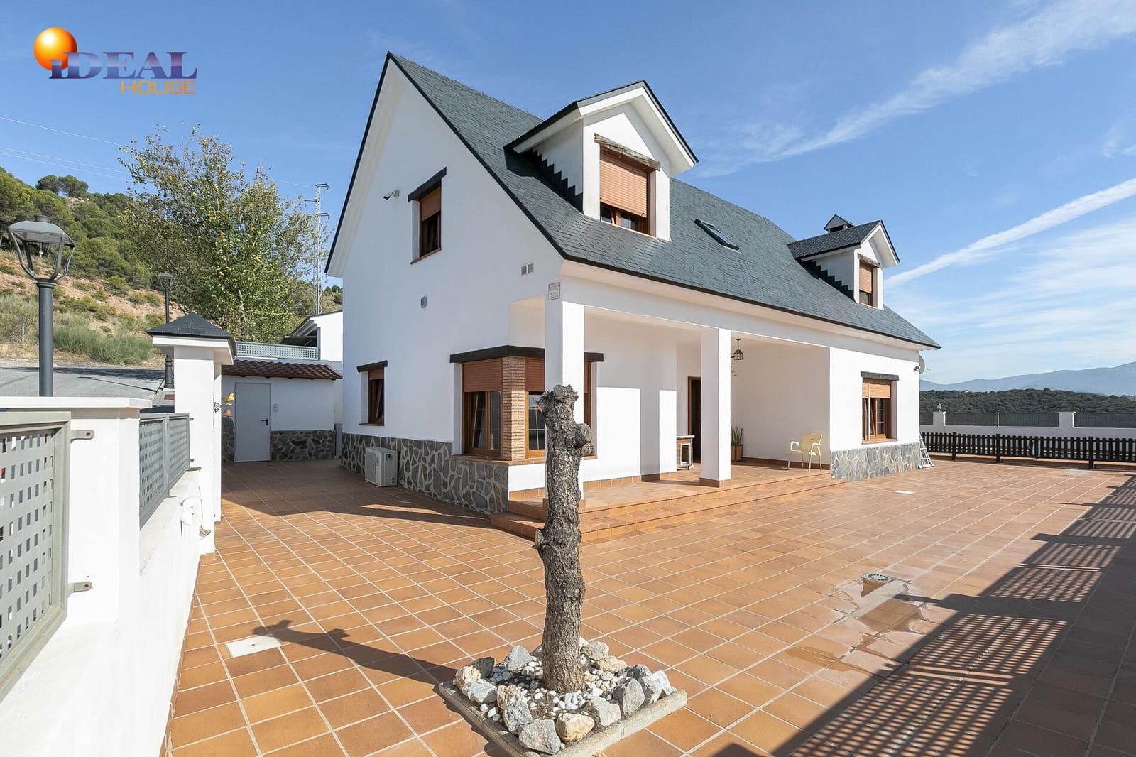 4 bedroom Villa for sale in Huetor Santillan with pool garage - € 330,000 (Ref: 9434461)