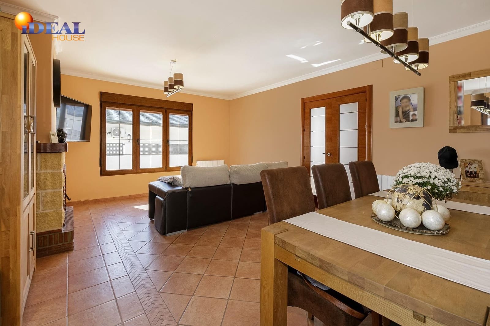 4 bedroom Villa for sale in Huetor Santillan with pool garage - € 330,000 (Ref: 9434461)