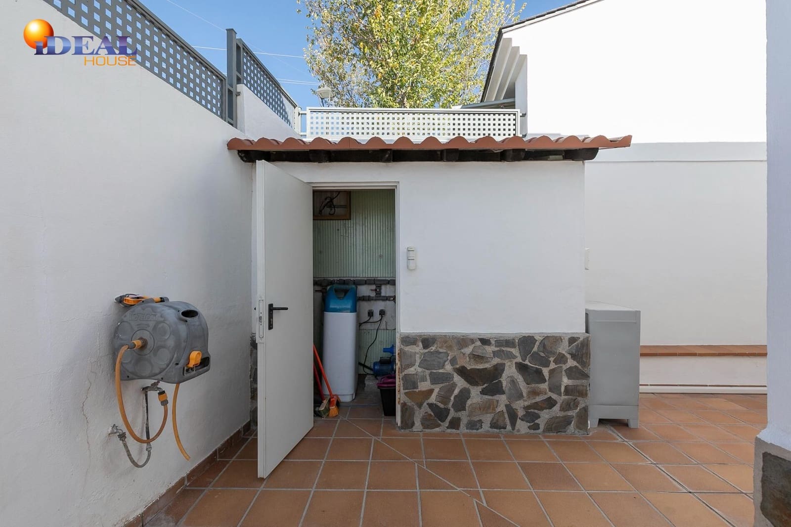 4 bedroom Villa for sale in Huetor Santillan with pool garage - € 330,000 (Ref: 9434461)