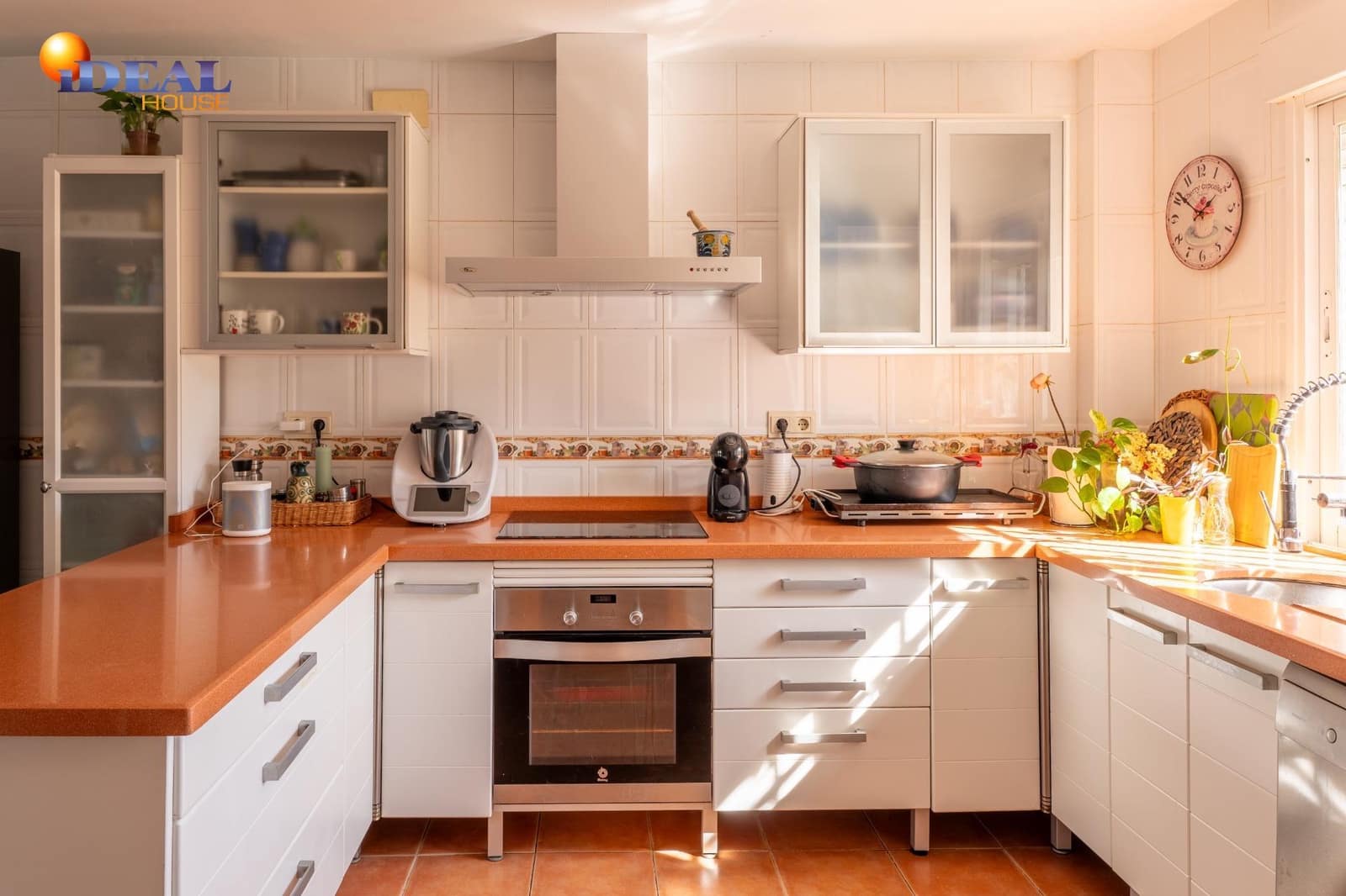 4 bedroom Semi-detached Villa for sale in Huetor Vega with pool garage - € 390,000 (Ref: 9434484)