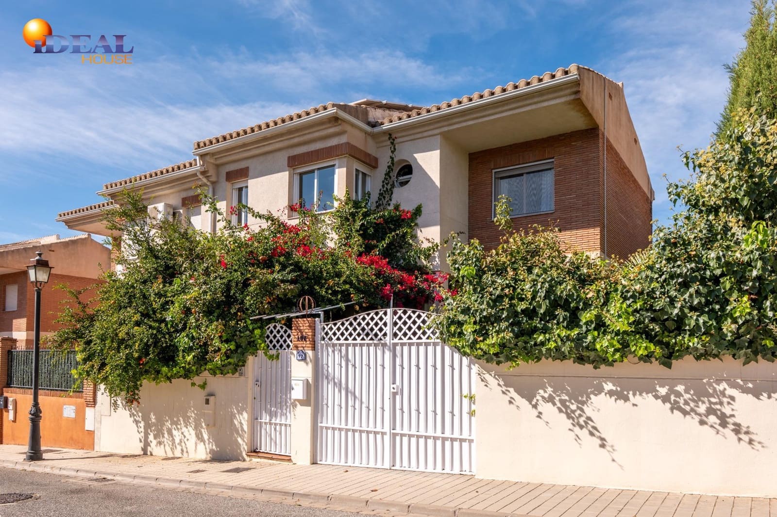 4 bedroom Semi-detached Villa for sale in Huetor Vega with pool garage - € 390,000 (Ref: 9434484)