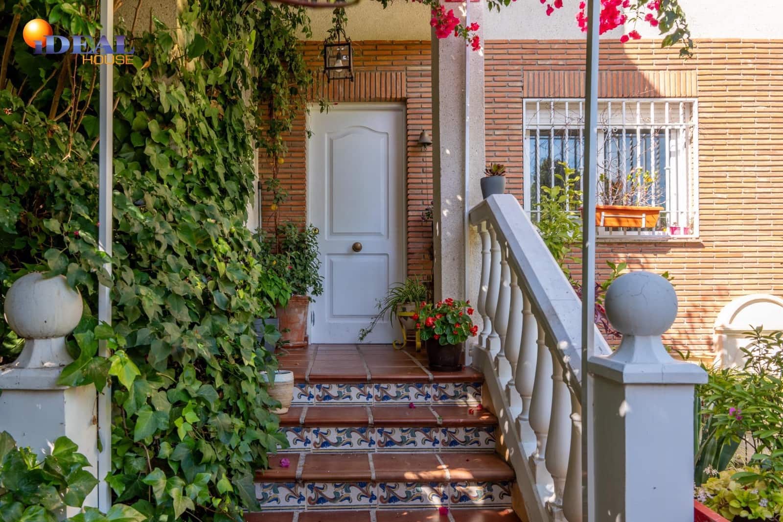 4 bedroom Semi-detached Villa for sale in Huetor Vega with pool garage - € 390,000 (Ref: 9434484)