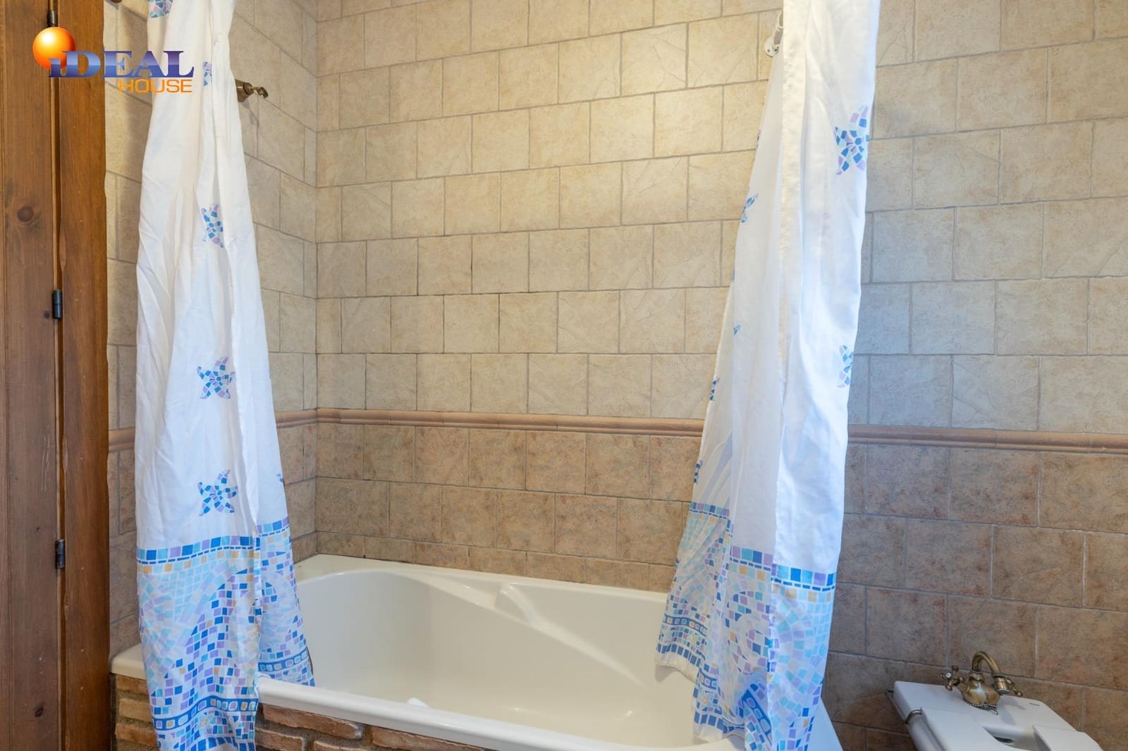 4 bedroom Villa for sale in Durcal with pool garage - € 319,000 (Ref: 9434486)