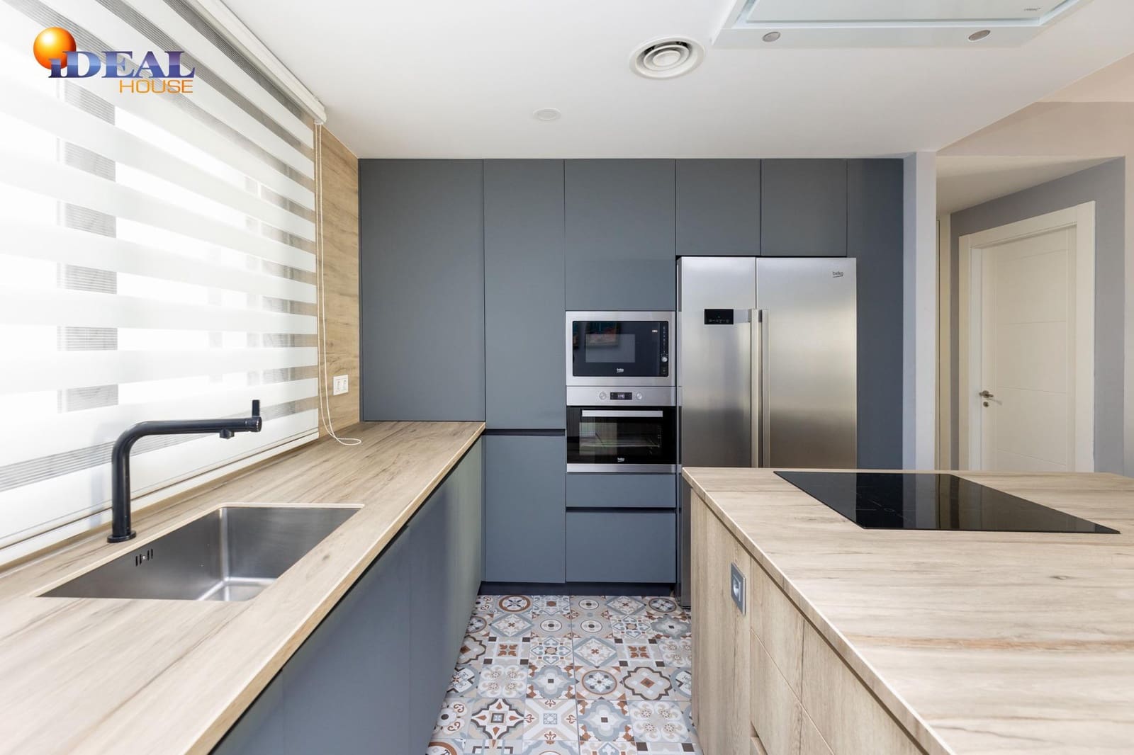 4 bedroom Flat for sale in Granada city with garage - € 590,000 (Ref: 9434490)