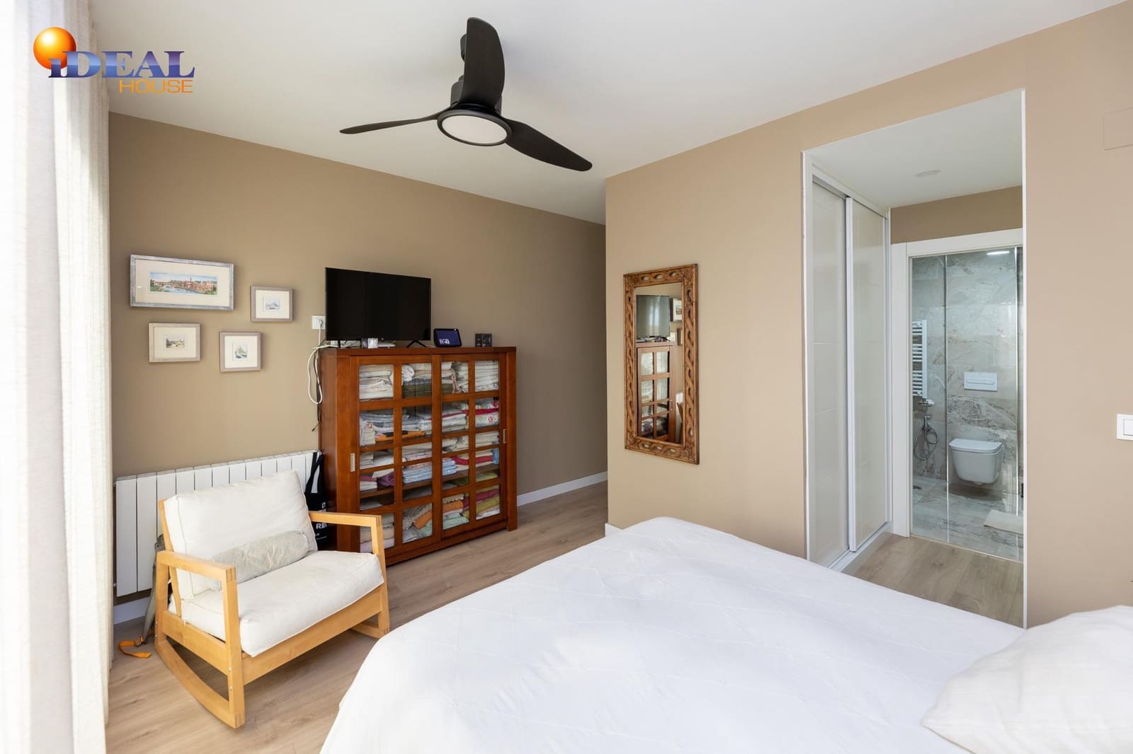 4 bedroom Flat for sale in Granada city with garage - € 590,000 (Ref: 9434490)