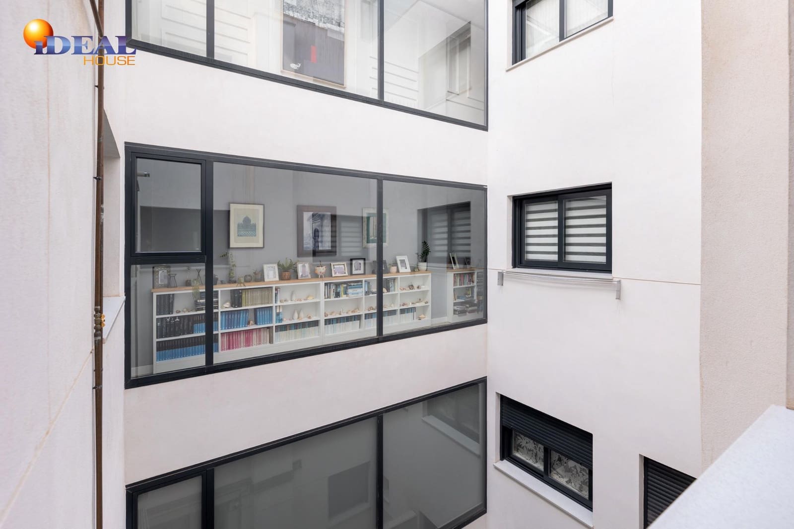 4 bedroom Flat for sale in Granada city with garage - € 590,000 (Ref: 9434490)