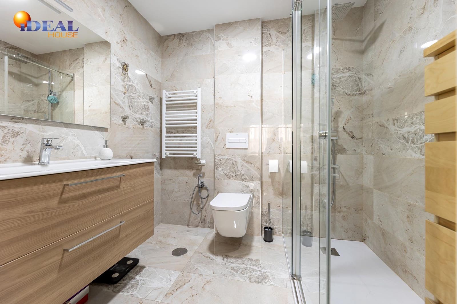 4 bedroom Flat for sale in Granada city with garage - € 590,000 (Ref: 9434490)