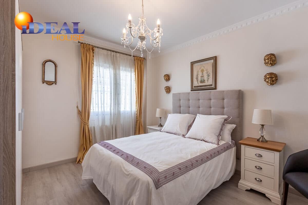 Casa de 3 habitaciones en Cúllar Vega en venta con garaje - 219.000 € (Ref: 9434502)