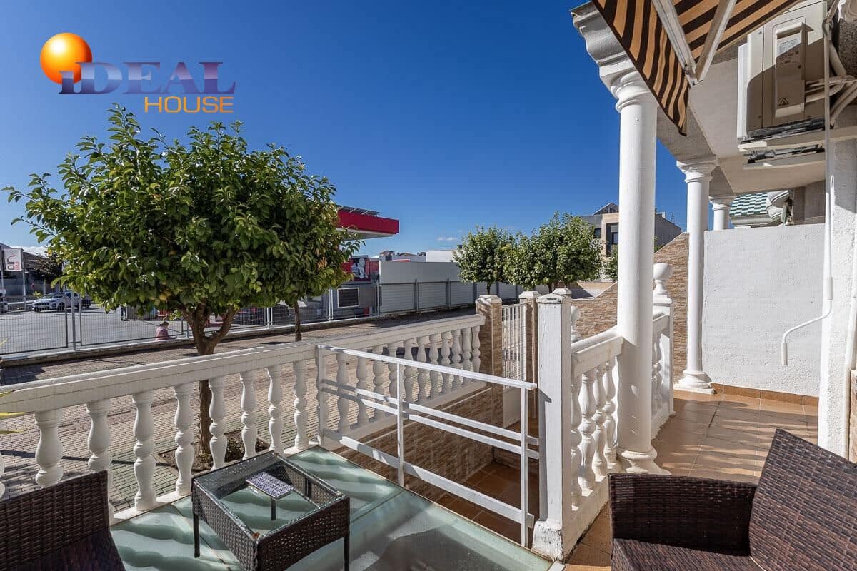 Casa de 3 habitaciones en Cúllar Vega en venta con garaje - 219.000 € (Ref: 9434502)