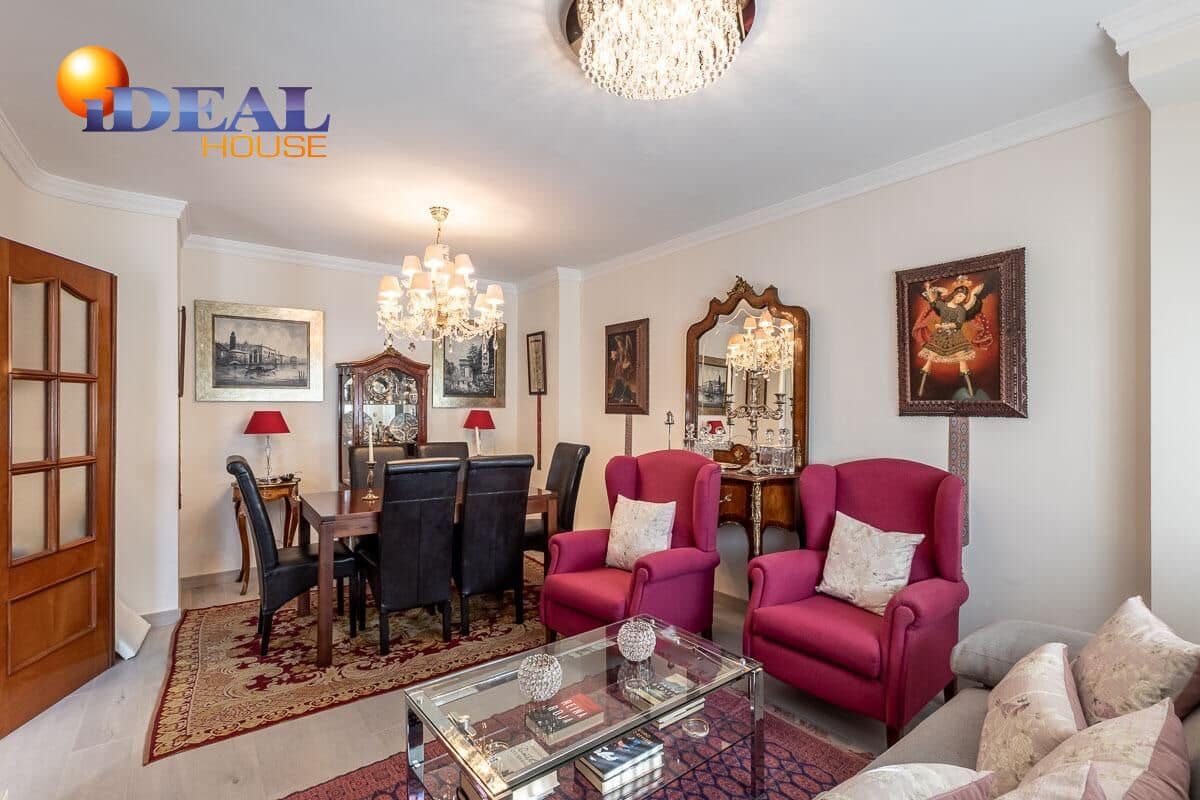 Casa de 3 habitaciones en Cúllar Vega en venta con garaje - 219.000 € (Ref: 9434502)