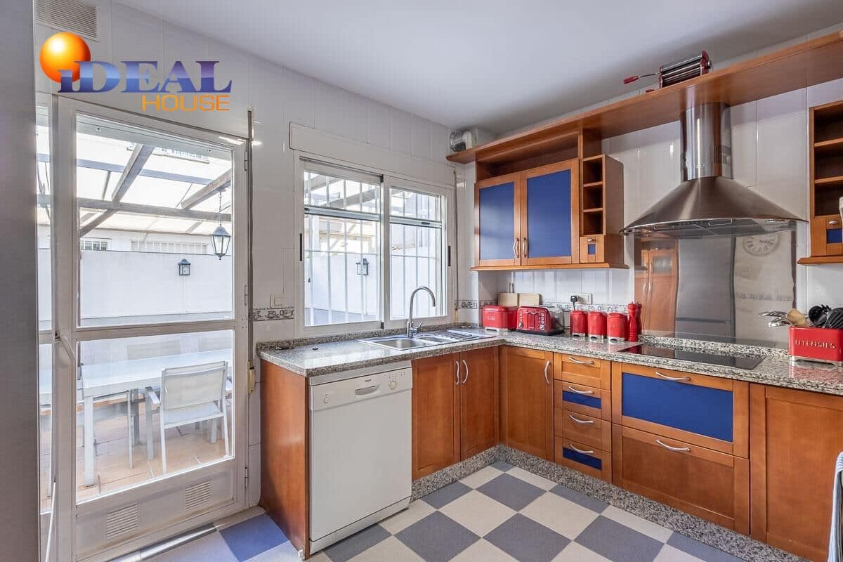 Casa de 3 habitaciones en Cúllar Vega en venta con garaje - 219.000 € (Ref: 9434502)