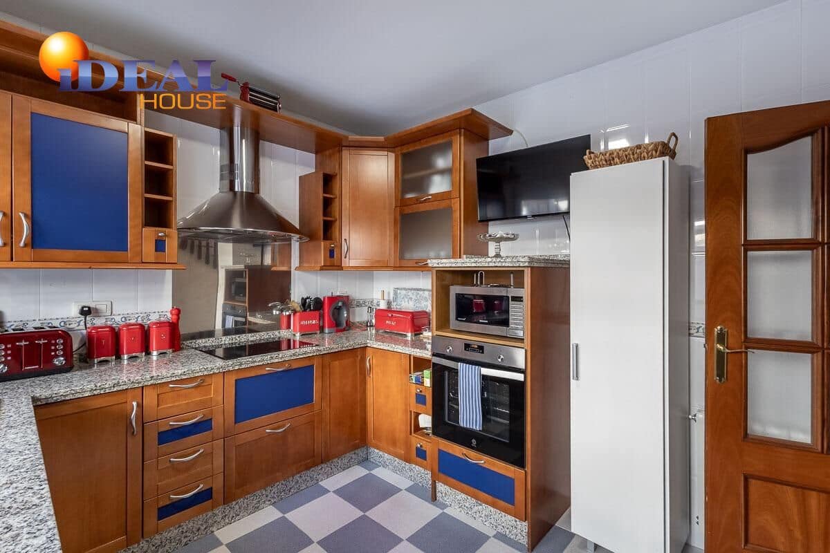 Casa de 3 habitaciones en Cúllar Vega en venta con garaje - 219.000 € (Ref: 9434502)