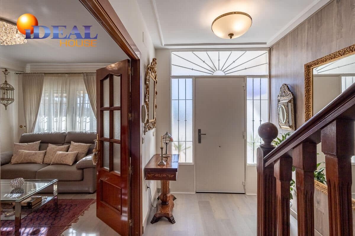 Casa de 3 habitaciones en Cúllar Vega en venta con garaje - 219.000 € (Ref: 9434502)