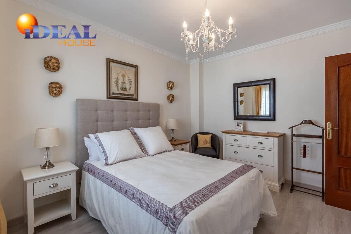 Casa de 3 habitaciones en Cúllar Vega en venta con garaje - 219.000 € (Ref: 9434502)