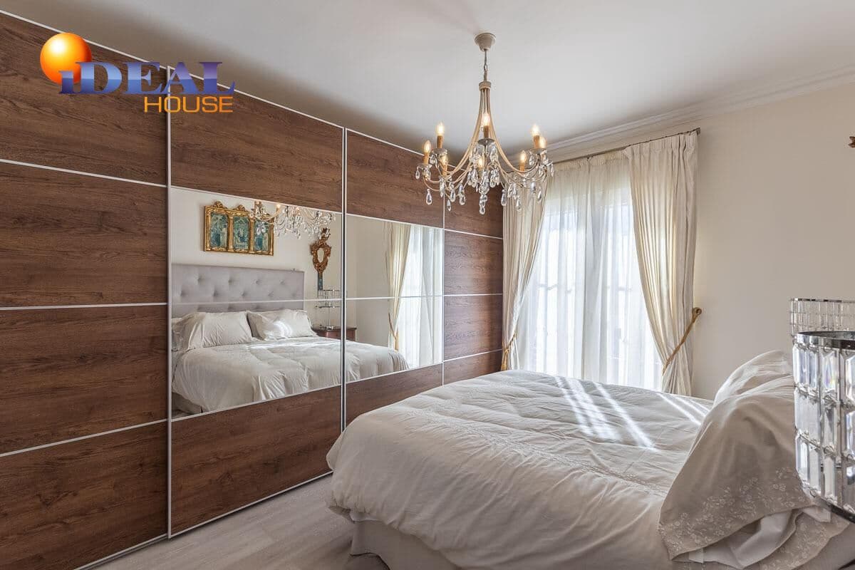 Casa de 3 habitaciones en Cúllar Vega en venta con garaje - 219.000 € (Ref: 9434502)