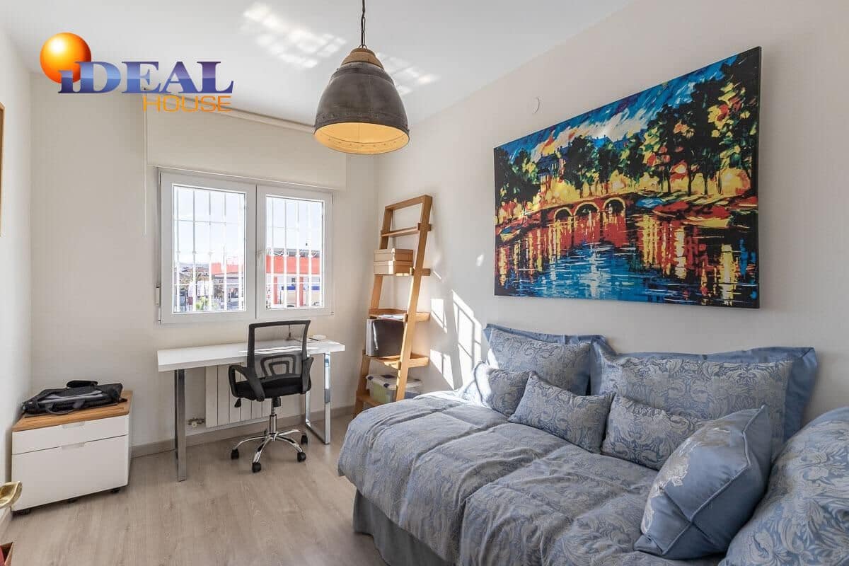 Casa de 3 habitaciones en Cúllar Vega en venta con garaje - 219.000 € (Ref: 9434502)