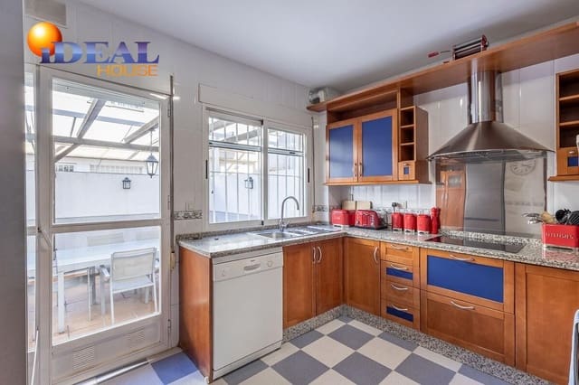 Casa de 3 habitaciones en Cúllar Vega en venta con garaje - 219.000 € (Ref: 9434502)