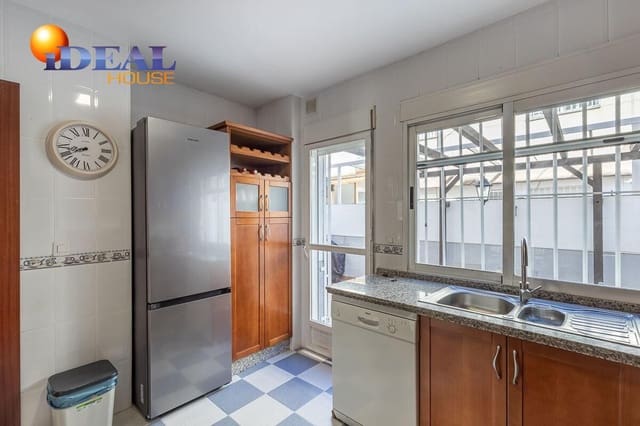 Casa de 3 habitaciones en Cúllar Vega en venta con garaje - 219.000 € (Ref: 9434502)