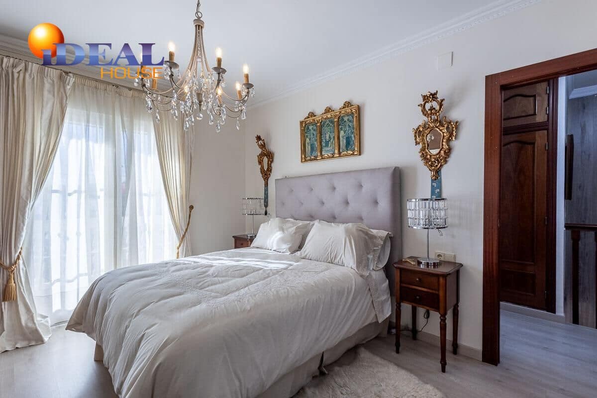 Casa de 3 habitaciones en Cúllar Vega en venta con garaje - 219.000 € (Ref: 9434502)