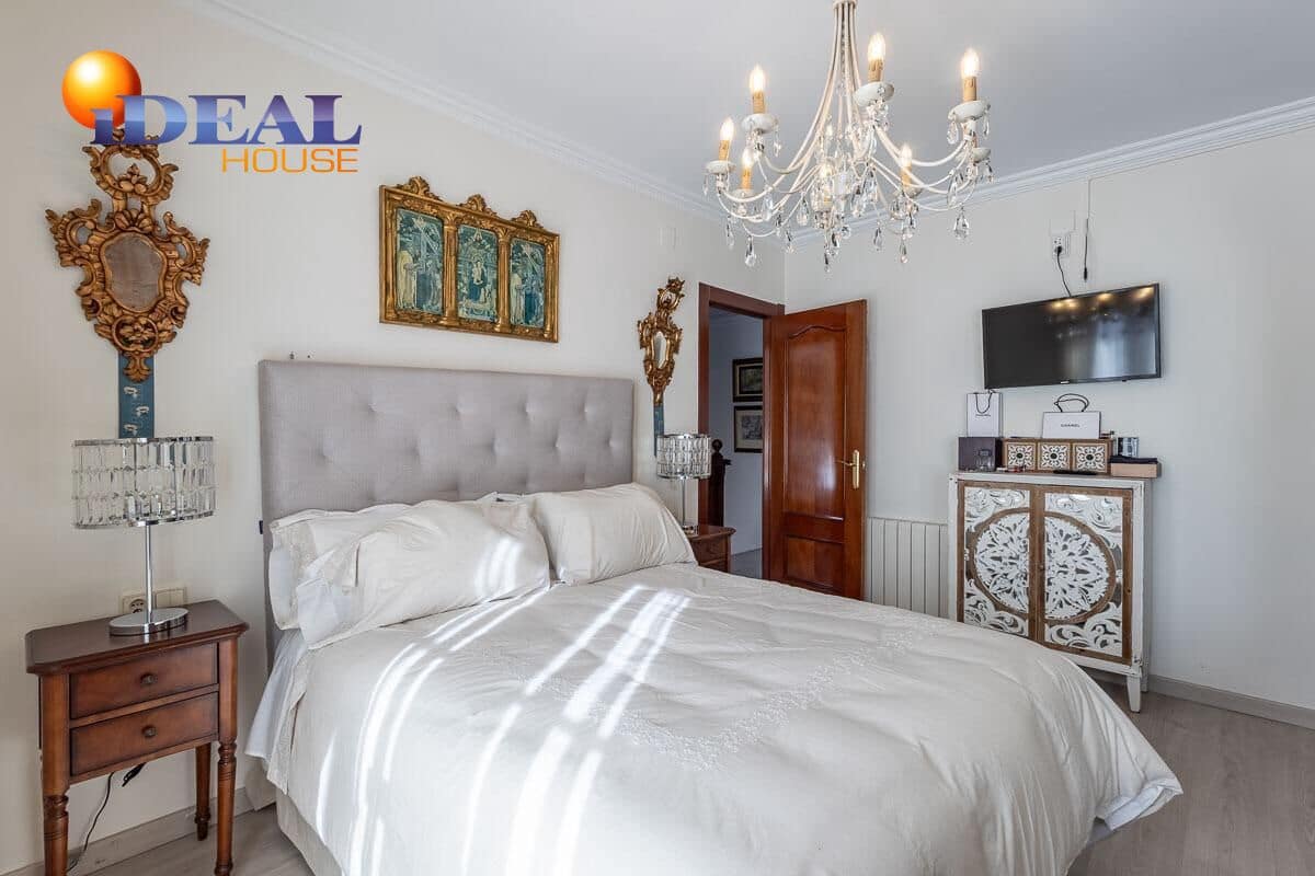 Casa de 3 habitaciones en Cúllar Vega en venta con garaje - 219.000 € (Ref: 9434502)