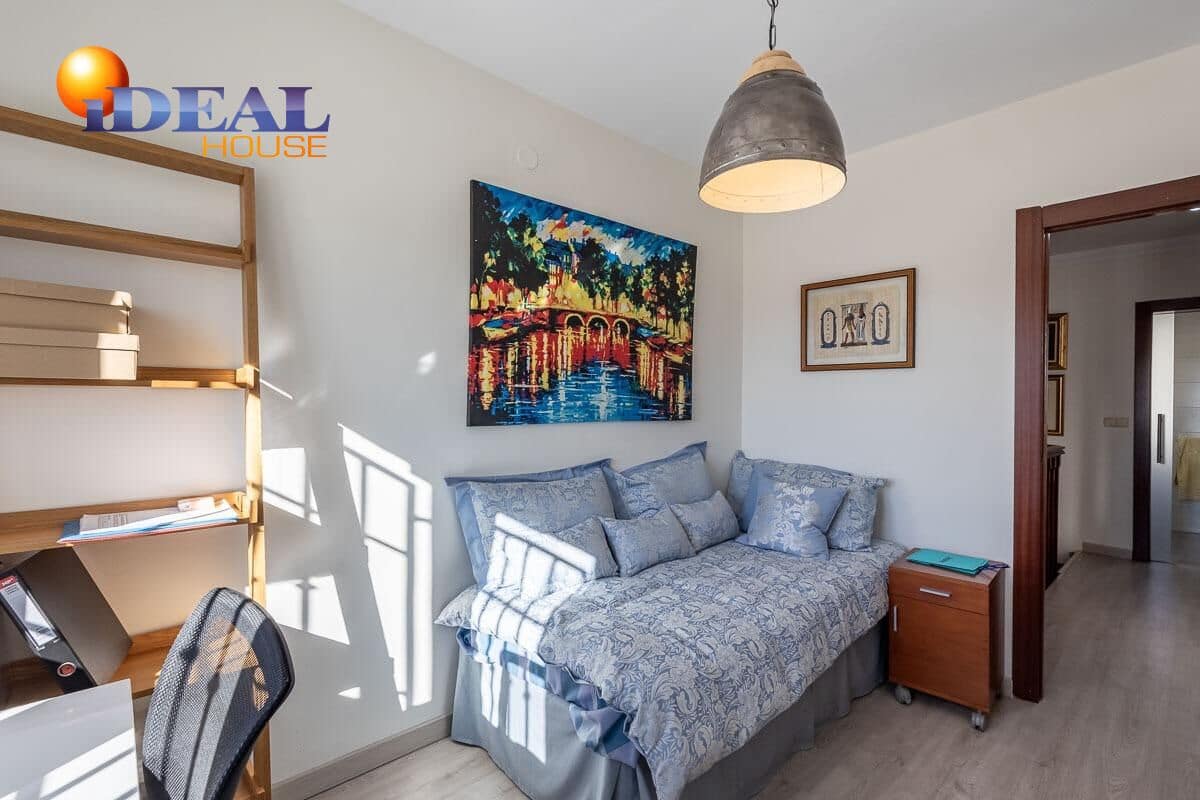 Casa de 3 habitaciones en Cúllar Vega en venta con garaje - 219.000 € (Ref: 9434502)