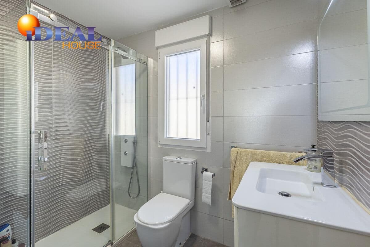 Casa de 3 habitaciones en Cúllar Vega en venta con garaje - 219.000 € (Ref: 9434502)