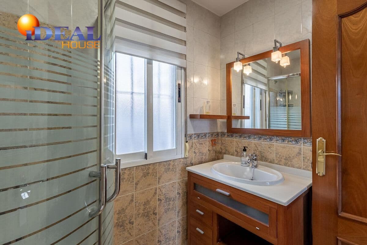 Casa de 3 habitaciones en Cúllar Vega en venta con garaje - 219.000 € (Ref: 9434502)