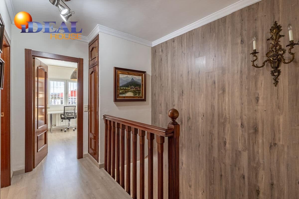 Casa de 3 habitaciones en Cúllar Vega en venta con garaje - 219.000 € (Ref: 9434502)