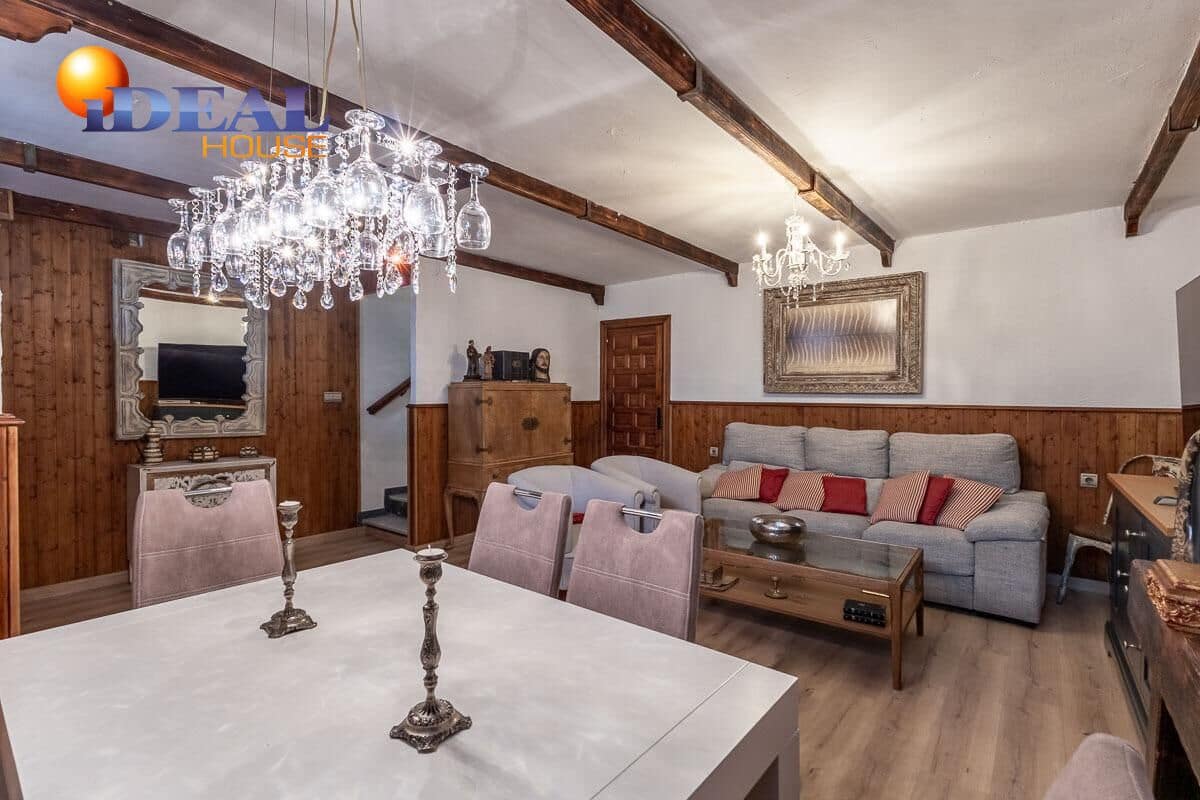 Casa de 3 habitaciones en Cúllar Vega en venta con garaje - 219.000 € (Ref: 9434502)