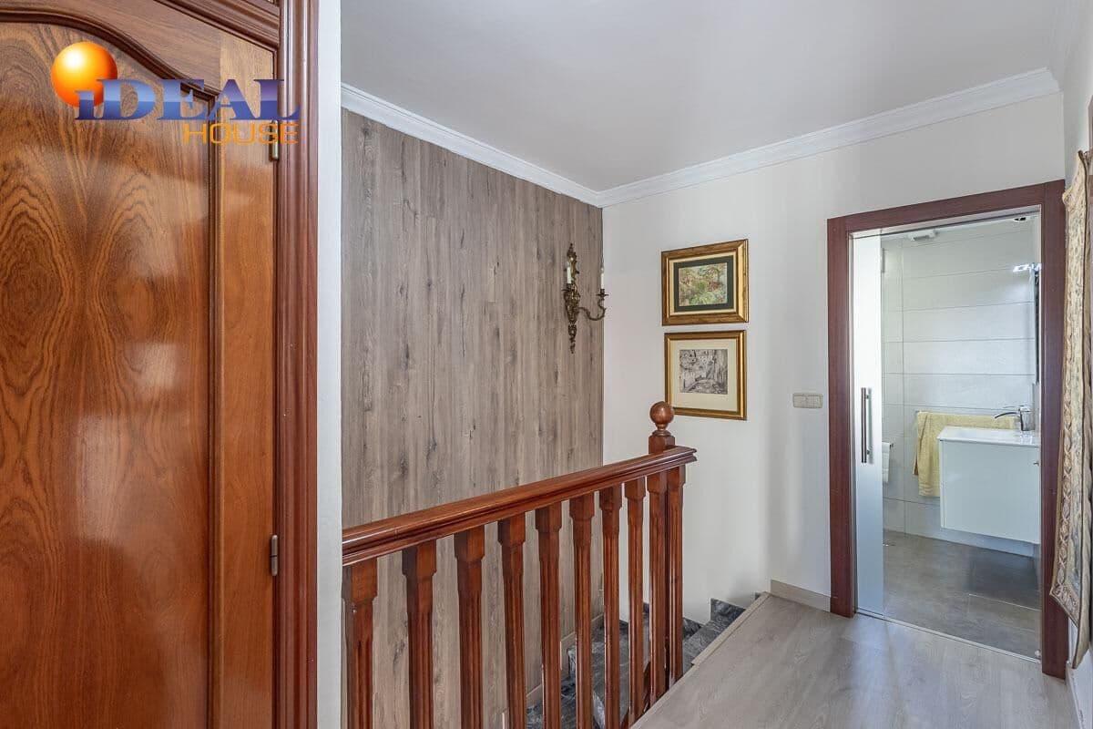 Casa de 3 habitaciones en Cúllar Vega en venta con garaje - 219.000 € (Ref: 9434502)