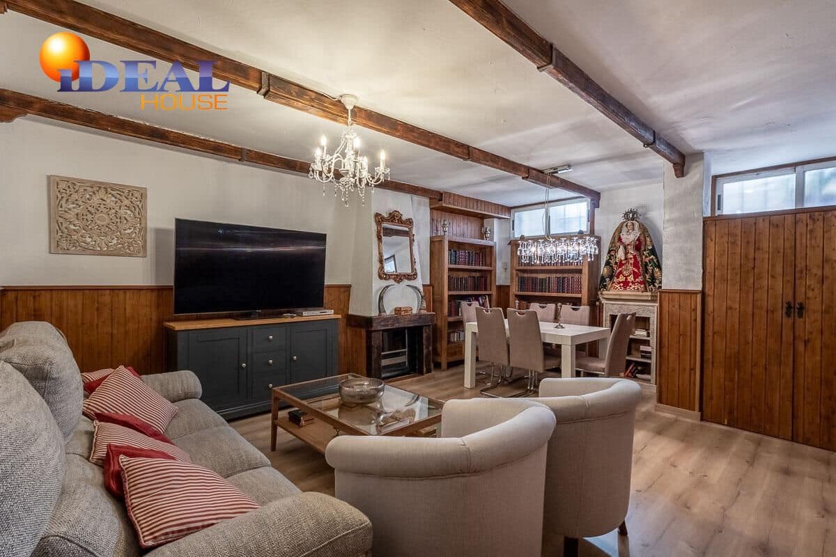 Casa de 3 habitaciones en Cúllar Vega en venta con garaje - 219.000 € (Ref: 9434502)