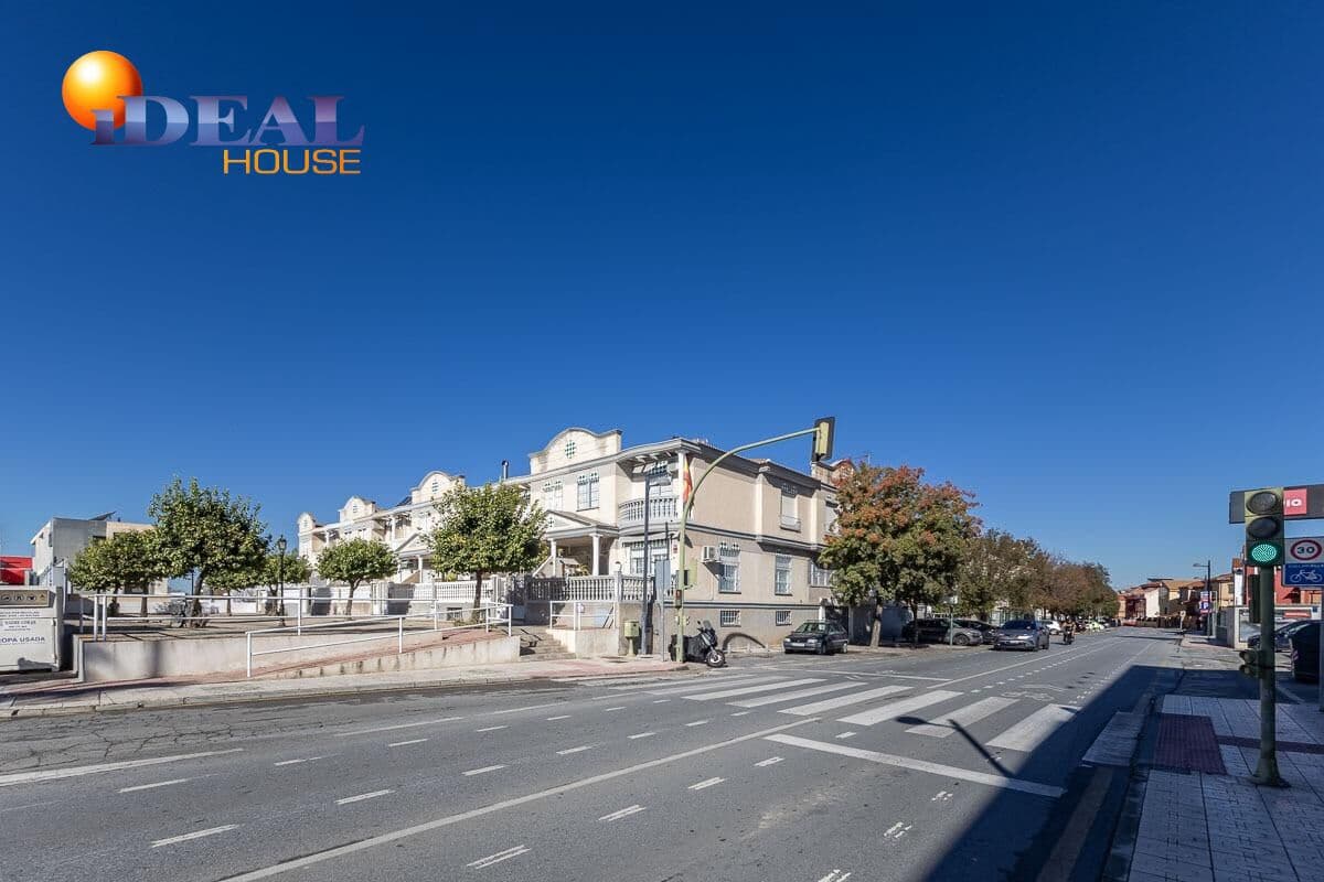 Casa de 3 habitaciones en Cúllar Vega en venta con garaje - 219.000 € (Ref: 9434502)