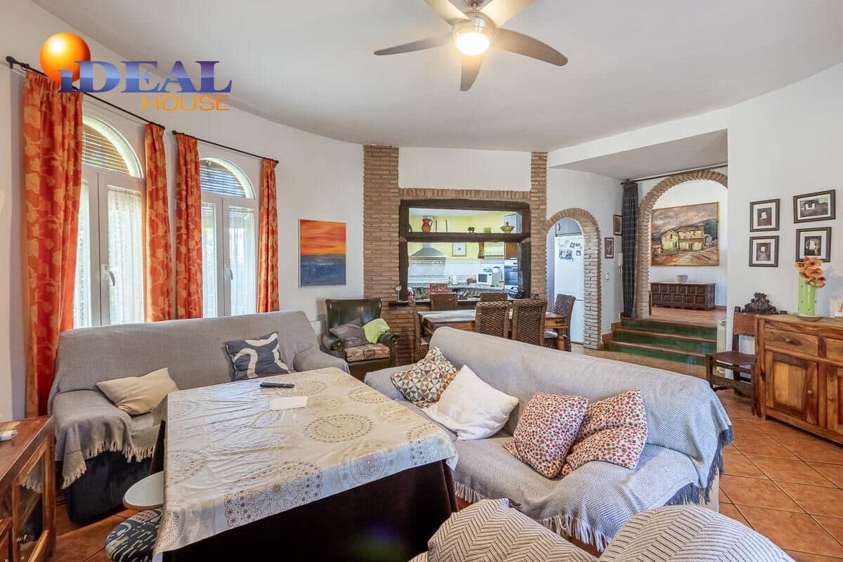 Chalet de 5 habitaciones en Las Gabias en venta con piscina garaje - 540.000 € (Ref: 9434521)