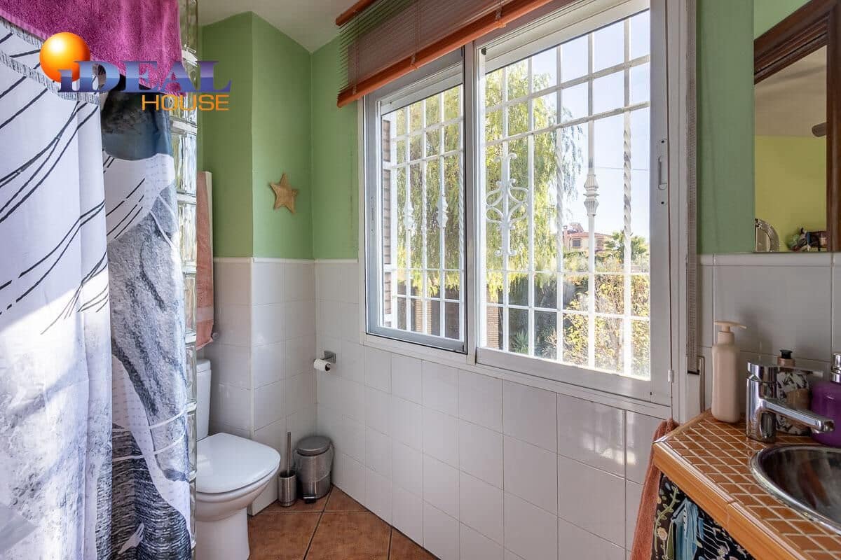 Chalet de 5 habitaciones en Las Gabias en venta con piscina garaje - 540.000 € (Ref: 9434521)